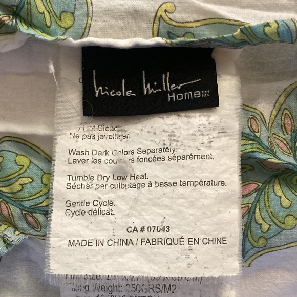 Nicole Miller set of two standard size pillow quilt shams preowned - Picture 4 of 4